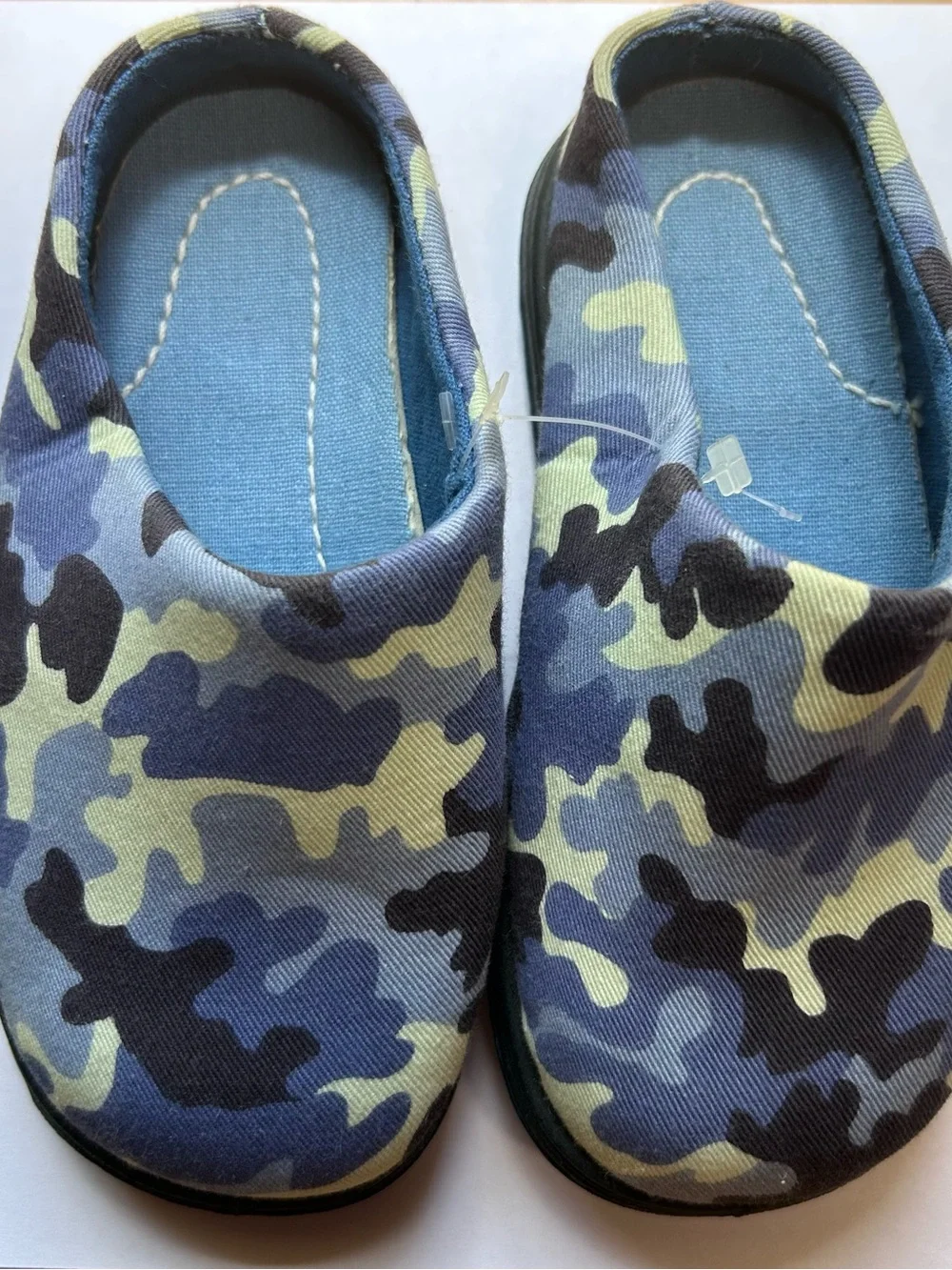 Boys’ Sz 8 Foam Sole indoor/outdoor blue camouflage mule-style slippers